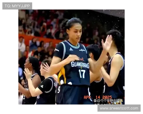 广东女篮迪拉娜分享圣诞祝福与日常点滴展示运动员风采